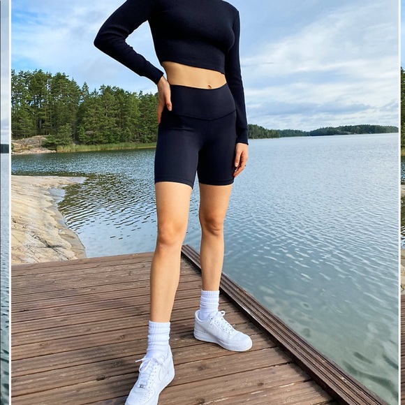 ARITZIA ATMOSPHERE HI-RISE SHORTS - Picture 3 of 3